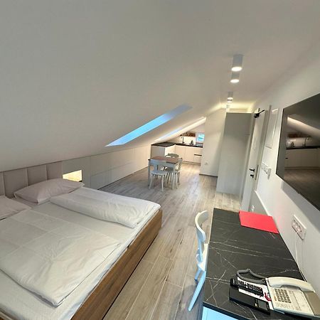 Zigon Bed & Breakfast Логатец Экстерьер фото