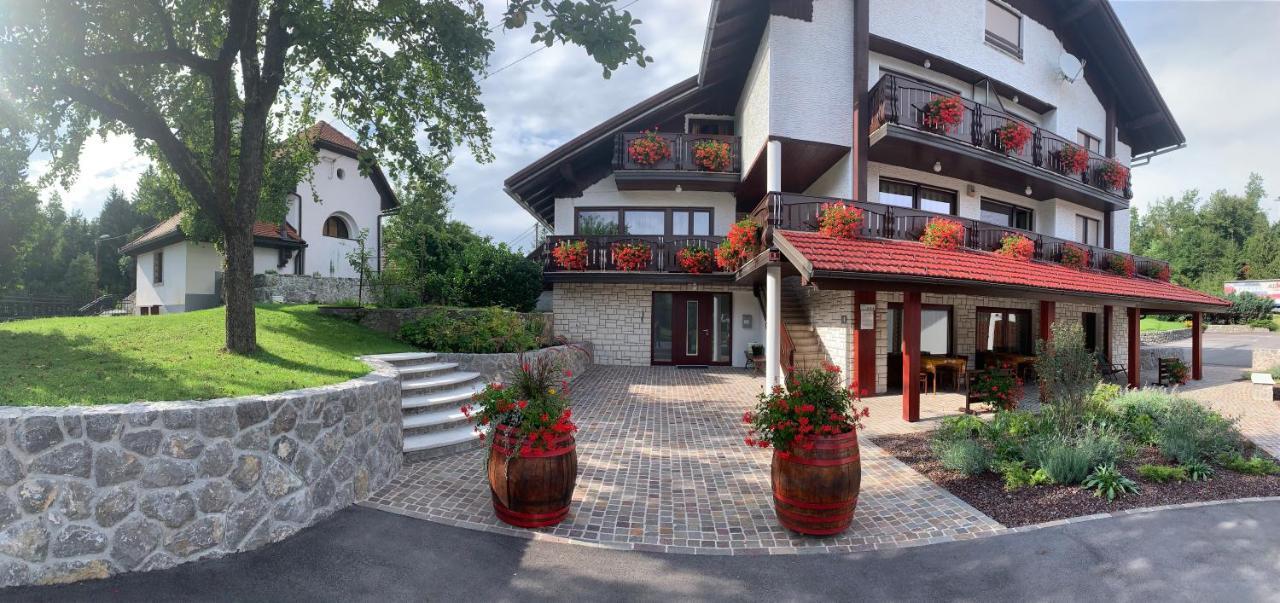 Zigon Bed & Breakfast Логатец Экстерьер фото