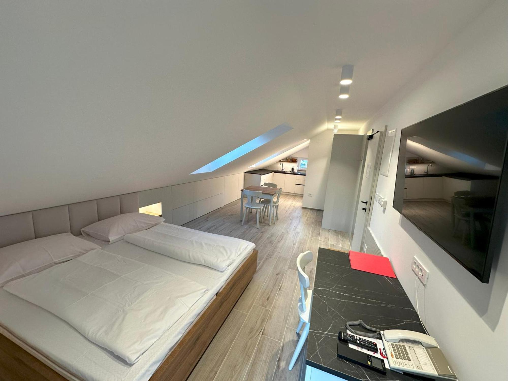 Zigon Bed & Breakfast Логатец Экстерьер фото
