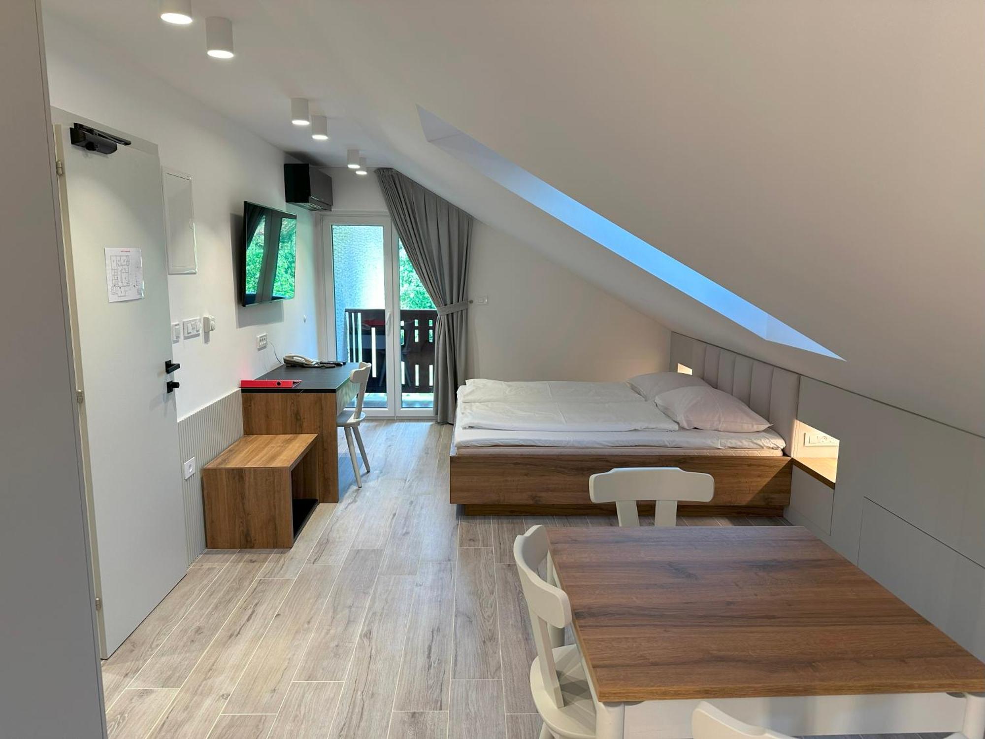 Zigon Bed & Breakfast Логатец Экстерьер фото